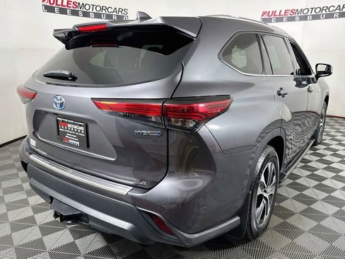 Used 2021 Toyota Highlander XLE AWD/4WD image 7