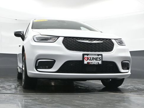 New 2026 Chrysler Pacifica Pinnacle w/ Trailer Tow Group AWD/4WD image 42