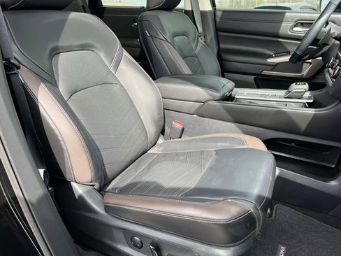 Used 2025 Nissan Pathfinder Platinum FWD image 27