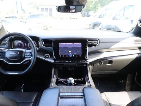 Used 2024 Jeep Wagoneer L Series II w/ Flexible Seating Group AWD/4WD image 18