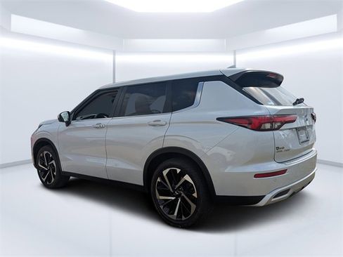 Used 2024 Mitsubishi Outlander SE image 5