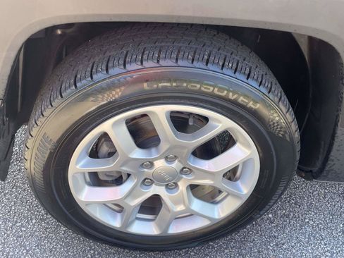 Used 2018 Jeep Renegade Latitude FWD image 11