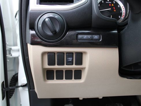 Used 2018 Nissan Titan SV image 21