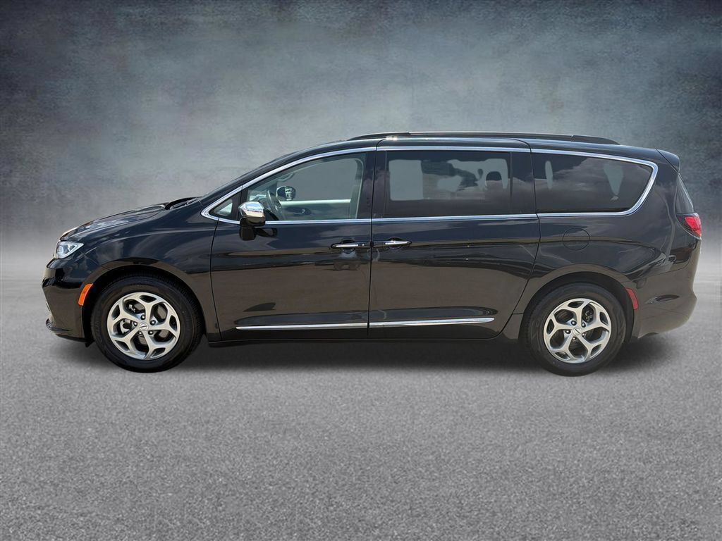 Used 2023 Chrysler Pacifica Limited FWD image 2