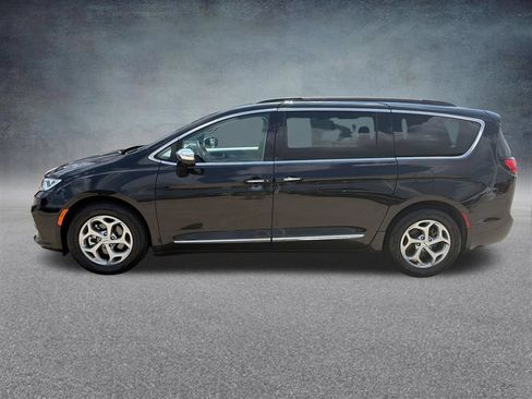 Used 2023 Chrysler Pacifica Limited FWD image 2