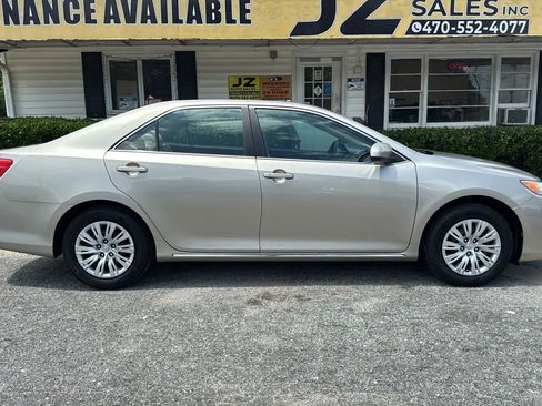 Used 2013 Toyota Camry LE FWD image 2