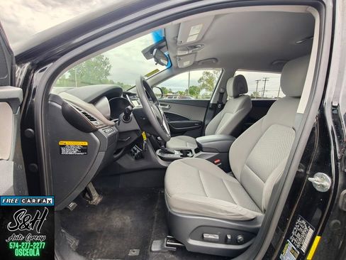 Used 2017 Hyundai Santa Fe SE FWD image 18