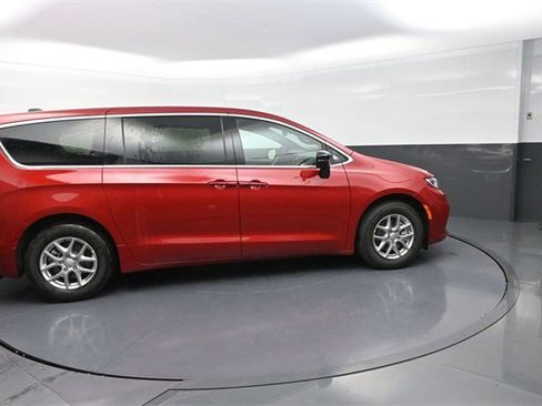 New 2026 Chrysler Pacifica Select image 8