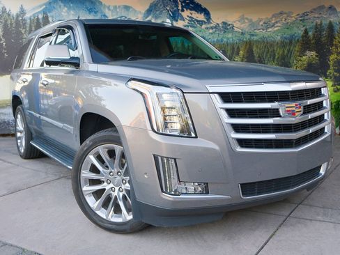 Used 2019 Cadillac Escalade Luxury image 3