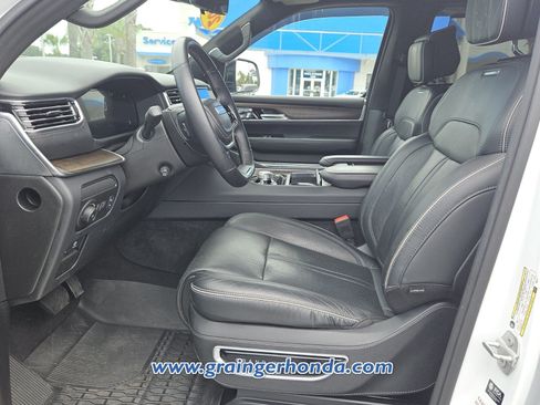 Used 2023 Jeep Grand Wagoneer Series II AWD/4WD image 10