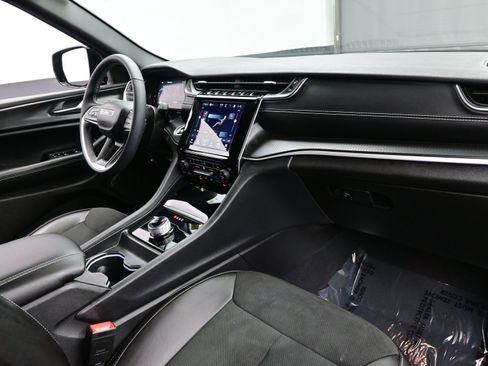 Used 2023 Jeep Grand Cherokee Altitude image 16