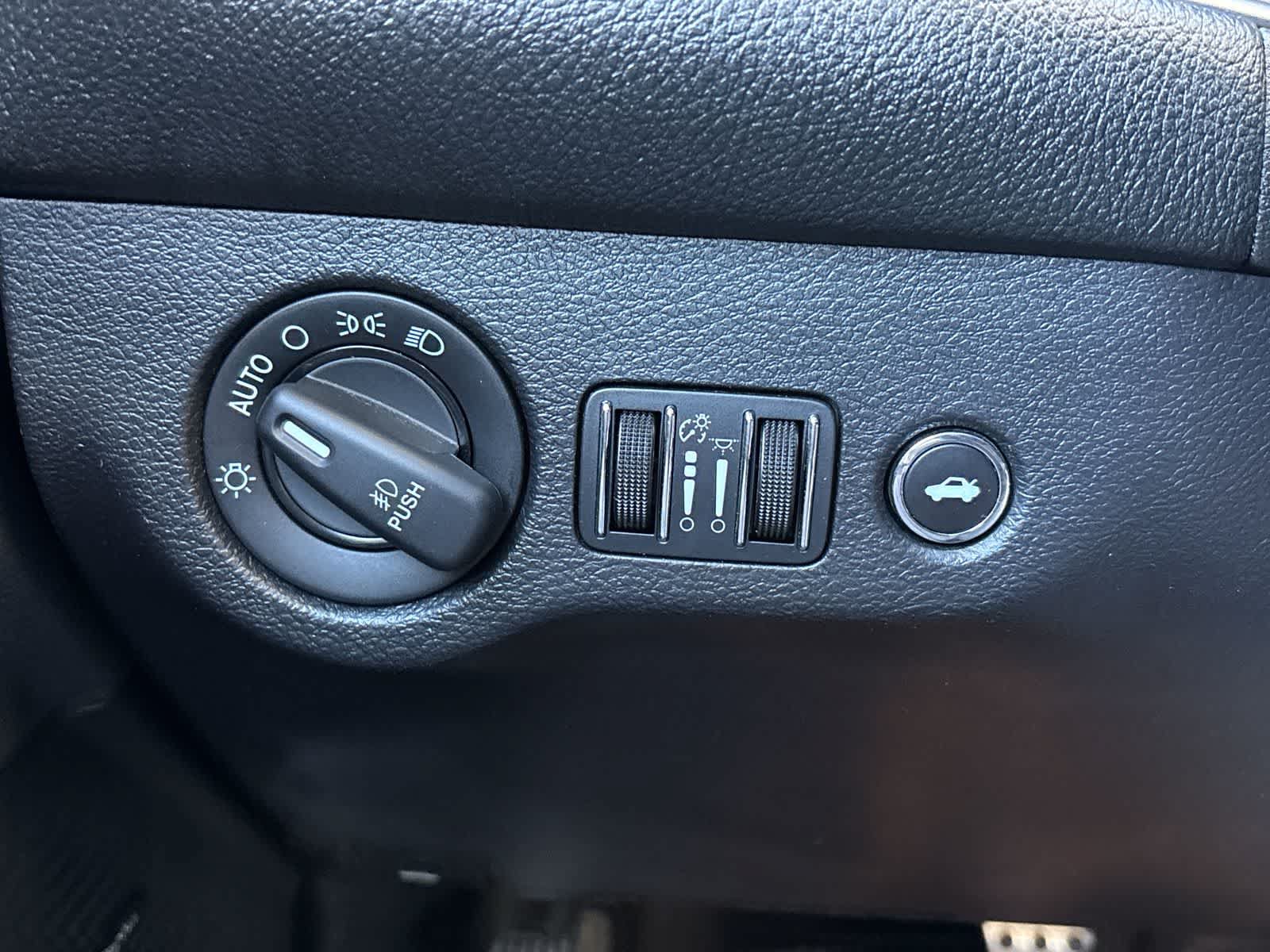 Used 2015 Dodge Challenger SRT RWD image 10