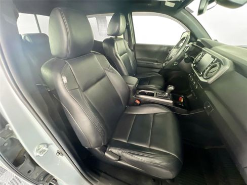 Used 2021 Toyota Tacoma TRD Sport w/ TRD Premium Sport Package AWD/4WD image 27