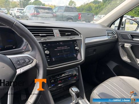 Used 2024 Volkswagen Tiguan SE w/ Panoramic Sunroof Package FWD image 16