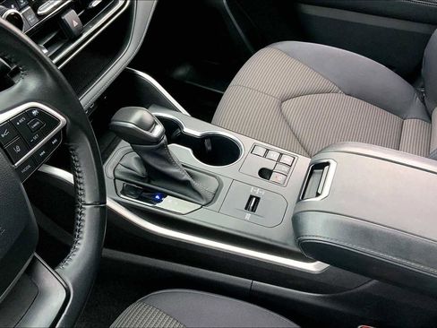 Used 2023 Toyota Highlander LE image 16