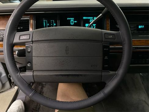 Used 1994 Lincoln Town Car Signature RWD image 21
