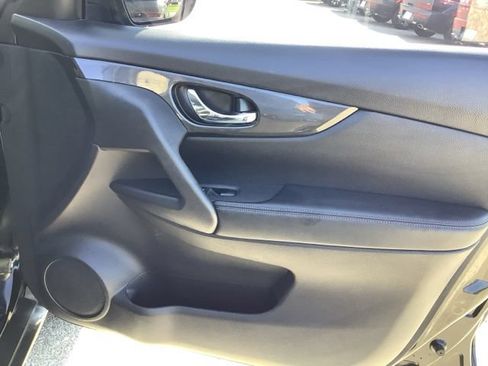 Used 2017 Nissan Rogue SV AWD/4WD image 24