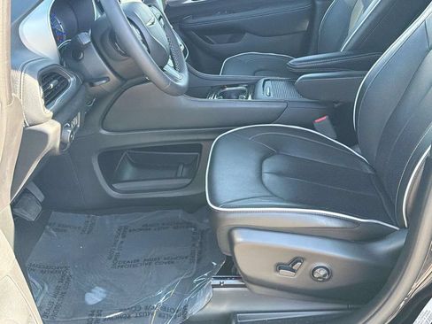 Used 2025 Chrysler Pacifica Premium FWD image 29