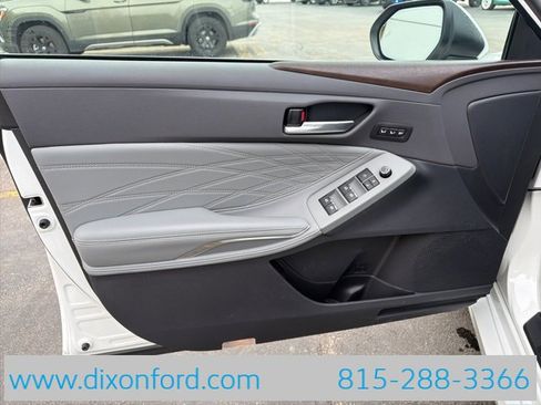 Used 2021 Toyota Avalon Limited image 24