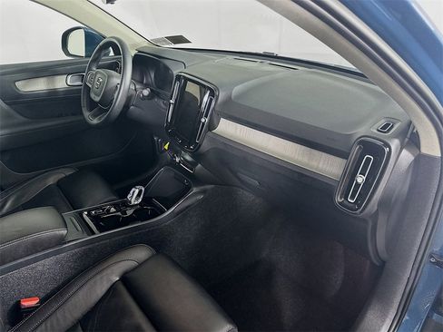 Used 2023 Volvo XC40 B4 Plus image 31
