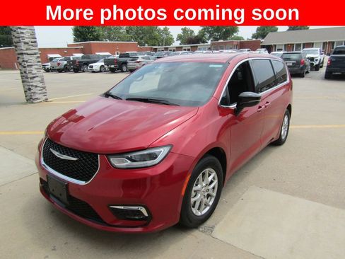 Used 2025 Chrysler Pacifica Select FWD image 1