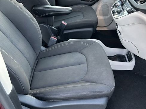 Used 2023 Chrysler Voyager LX image 10