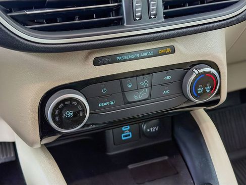 Used 2022 Ford Escape SE image 30