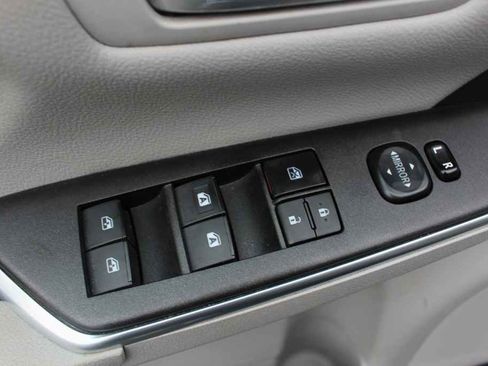 Used 2016 Toyota Camry LE image 11