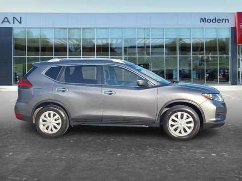 Used 2017 Nissan Rogue S w/ Appearance Package FWD image 4