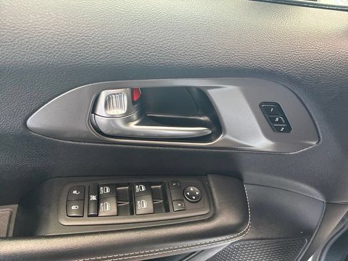 Used 2025 Chrysler Pacifica Select FWD image 9