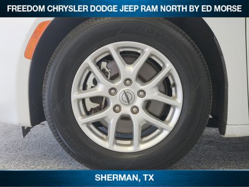 Used 2023 Chrysler Voyager LX image 7