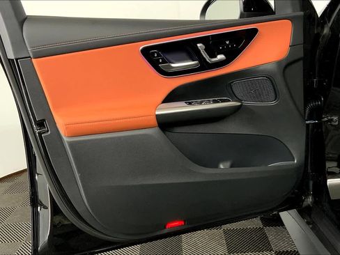 Used 2025 Mercedes-Benz GLC 300 4MATIC image 12