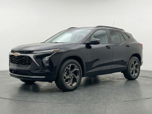 Used 2025 Chevrolet Trax LT image 3