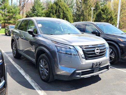 Used 2024 Nissan Pathfinder S image 2