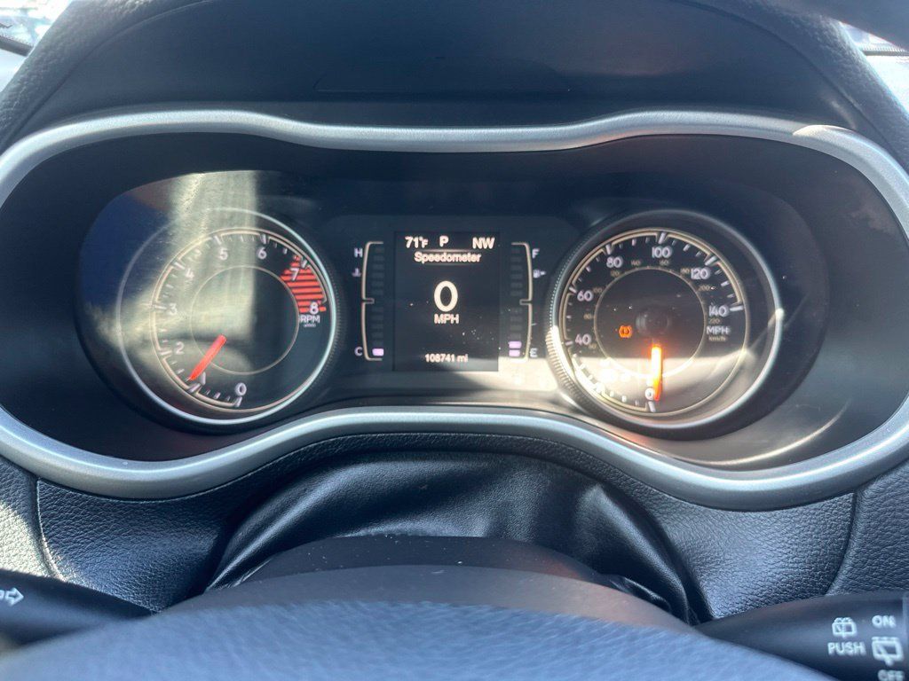 Used 2018 Jeep Cherokee Latitude Plus w/ Cold Weather Group AWD/4WD image 2