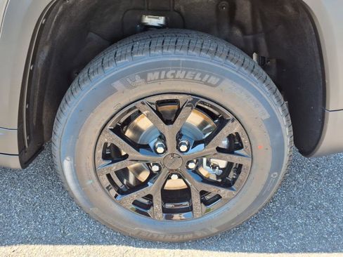 New 2025 Jeep Grand Cherokee L Altitude image 8