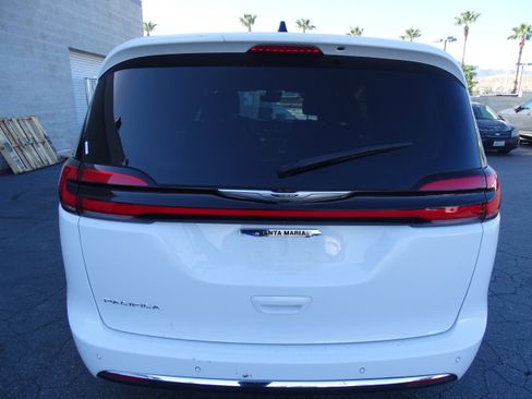 Used 2023 Chrysler Pacifica Touring-L FWD image 5