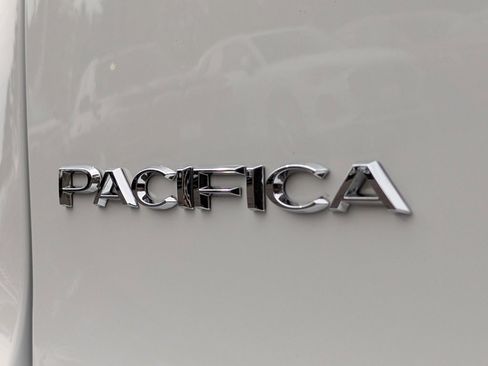 Used 2024 Chrysler Pacifica Touring-L image 34