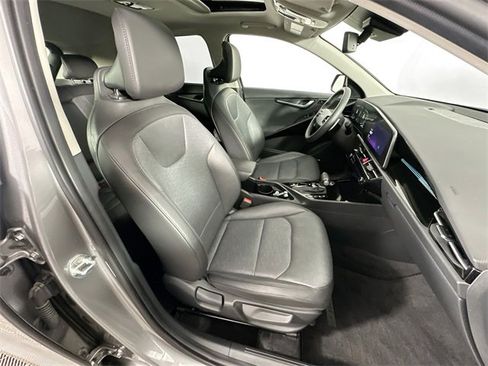 Used 2023 Kia Niro SX image 31