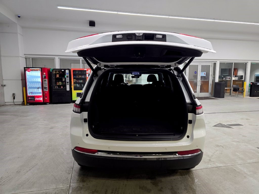 New 2027 Jeep Grand Cherokee Laredo X RWD image 36