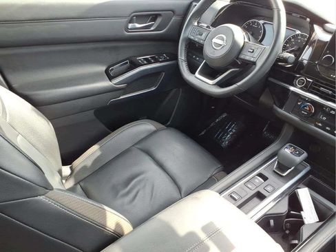 Used 2023 Nissan Pathfinder SL FWD image 10