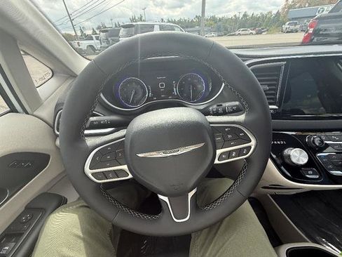 Used 2024 Chrysler Pacifica Touring-L FWD image 28