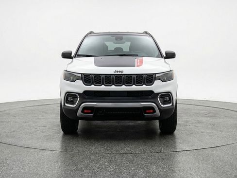 Used 2025 Jeep Compass Trailhawk image 2