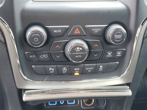 Used 2021 Jeep Grand Cherokee Laredo image 18