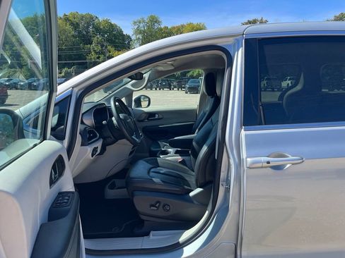 Used 2023 Chrysler Pacifica Touring-L FWD image 19