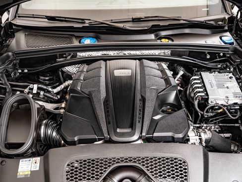 Certified 2023 Porsche Macan S AWD/4WD image 56