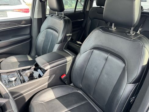 Used 2022 Jeep Grand Cherokee Limited w/ Luxury Tech Group II image 19