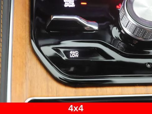 Used 2025 Jeep Grand Wagoneer Series III w/ Rear Seat Video Group 1 AWD/4WD image 28