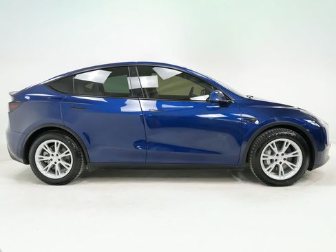 Used 2022 Tesla Model Y Long Range image 9