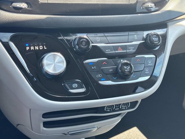 Used 2023 Chrysler Voyager LX FWD image 33